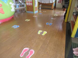 お部屋にはいるときはクラスごと密にならないようにします。